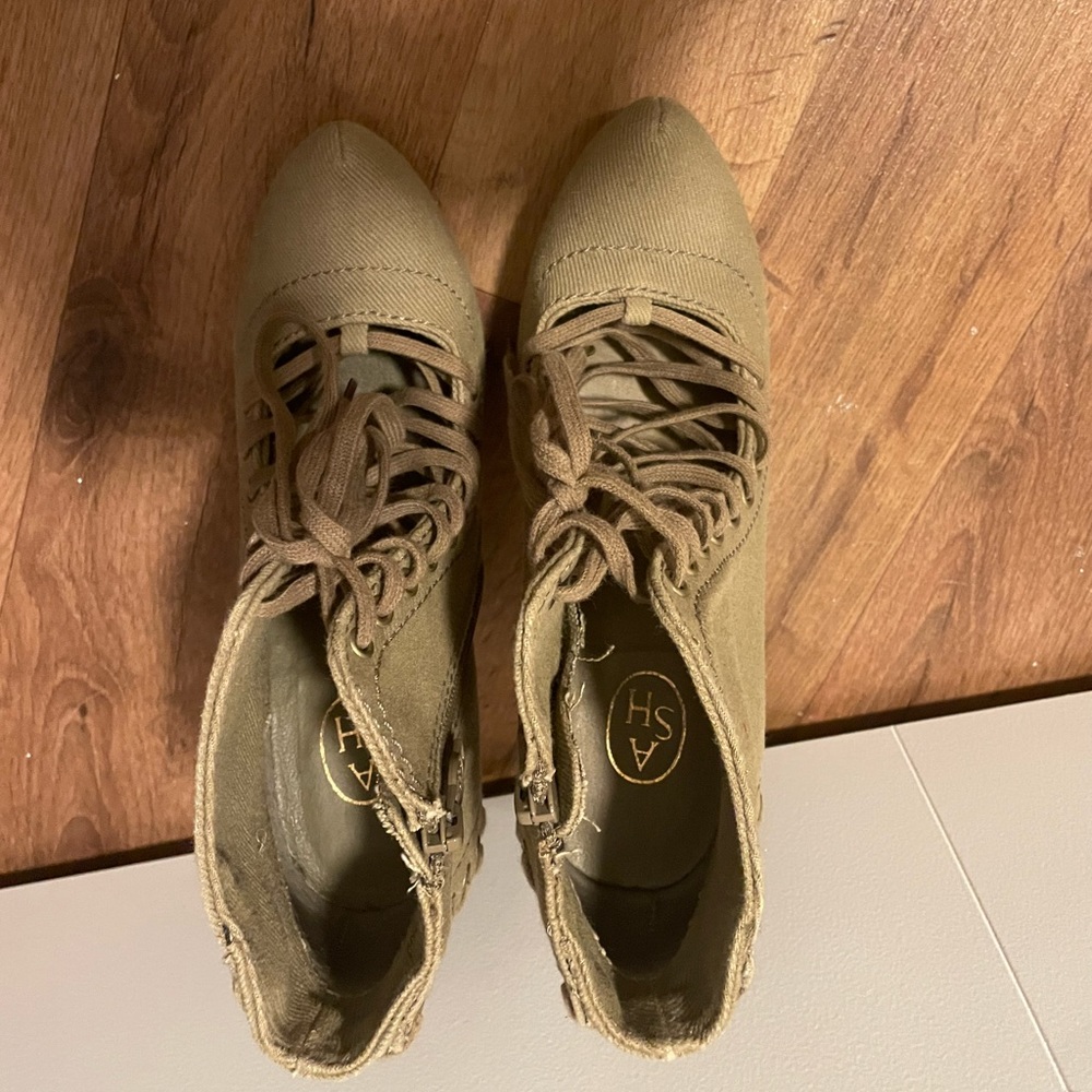 Heels - Picture 2 of 2